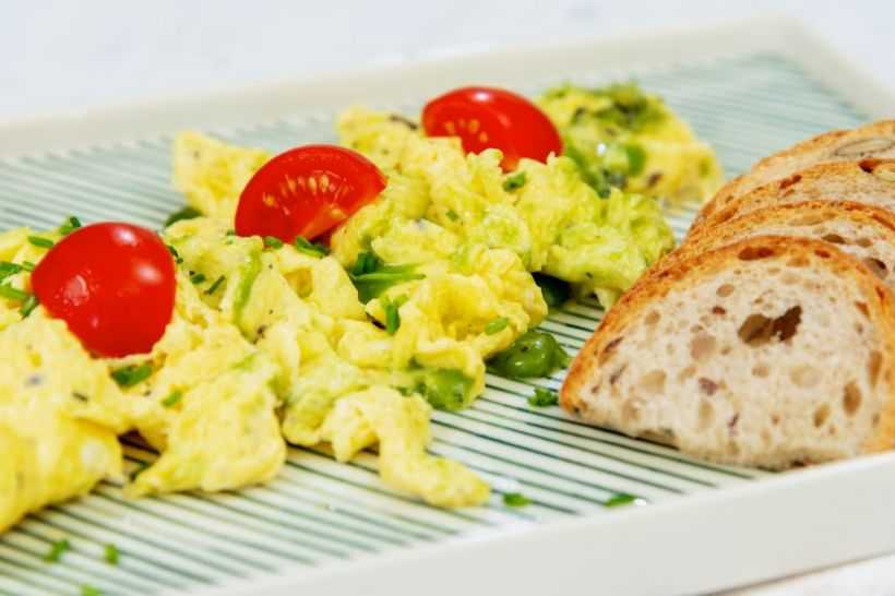 Omletă cu trufe și gorgonzola, pâine integrală și roșii cherry