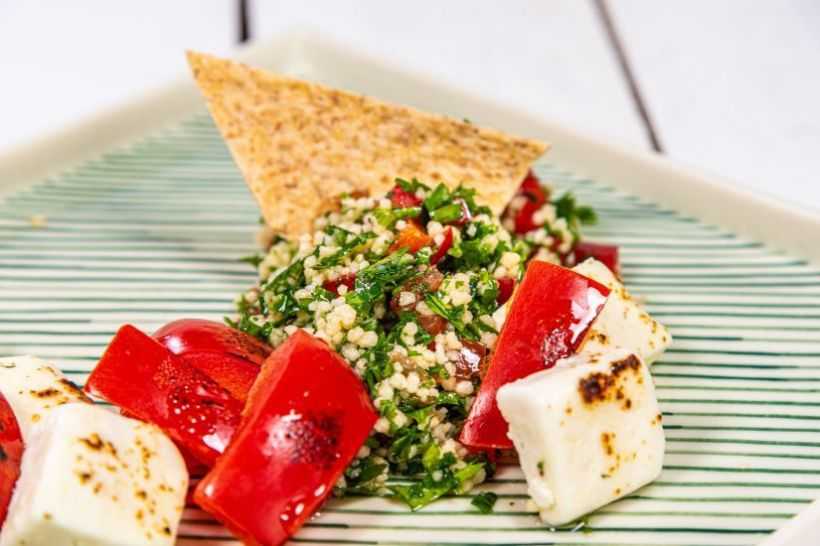 Bouyourdi grecesc, chipsuri de lipie integrală și tabbouleh