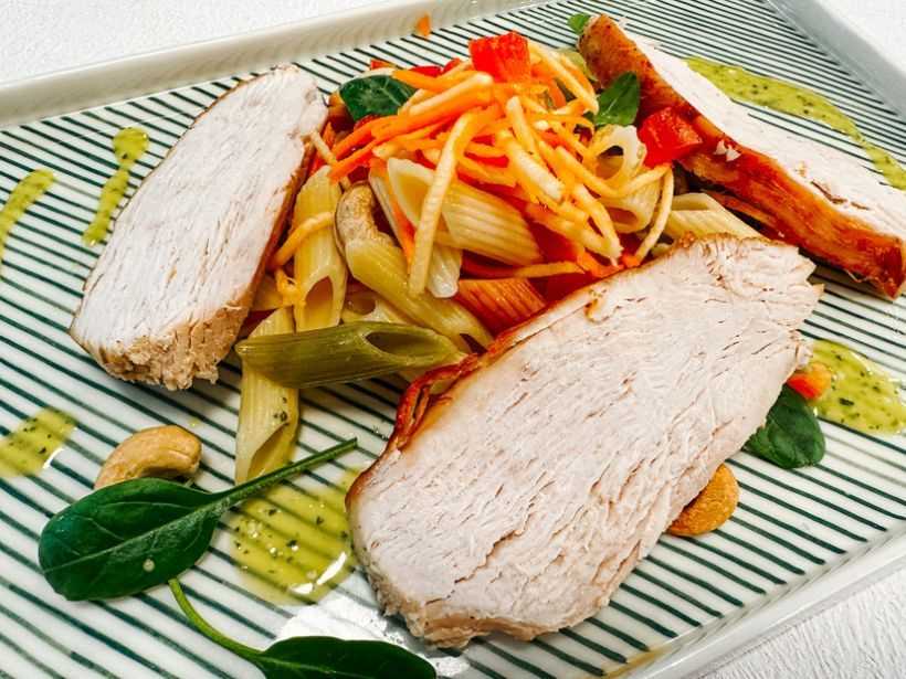 Piept de curcan la grill cu salata de paste multicolore