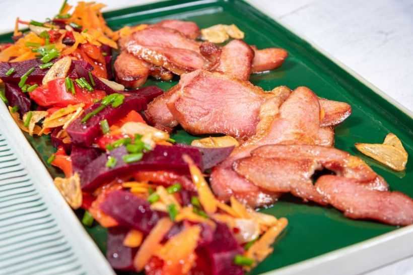 Pulpă de curcan afumată, prăjită cu salată de legume coapte