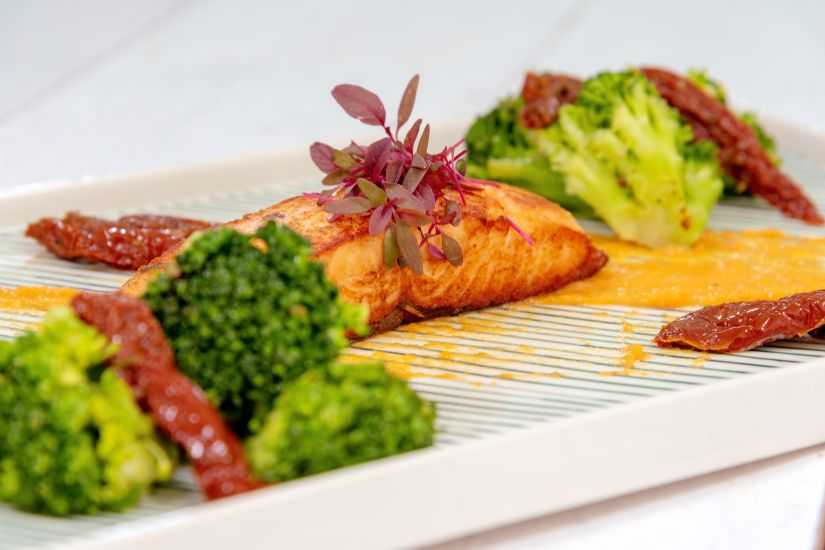 File de somon și coulis de morcovi cu lămâie, broccoli și roșii uscate