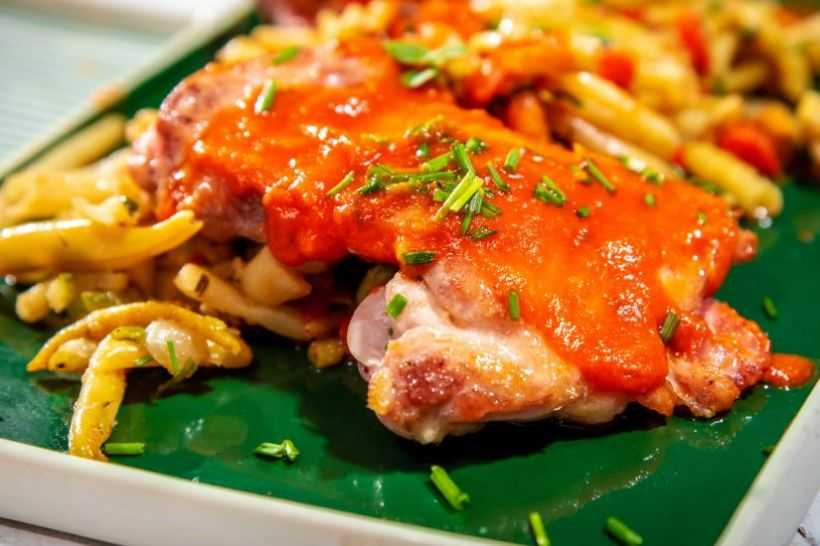 Pulpe de pui în sos de roșii cu busuioc,fasole,galbenă scăzută