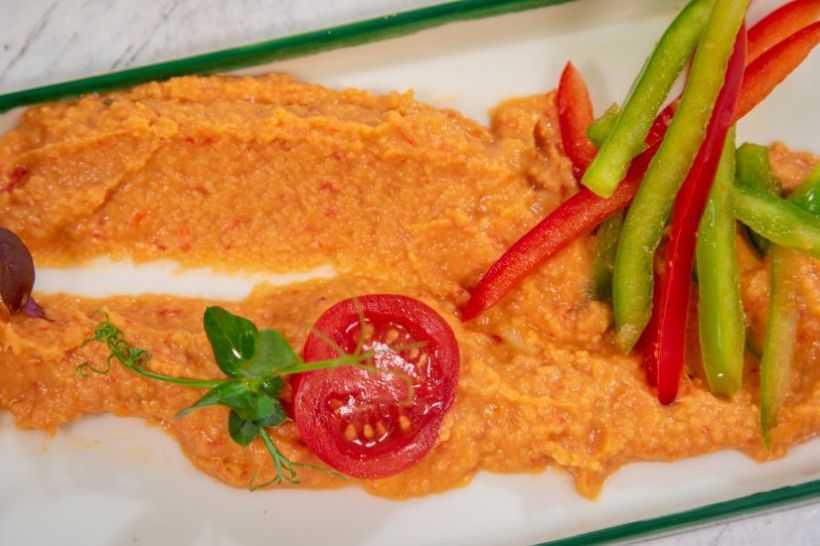 Humus cu ardei copt & rosii cherry și ardei gras