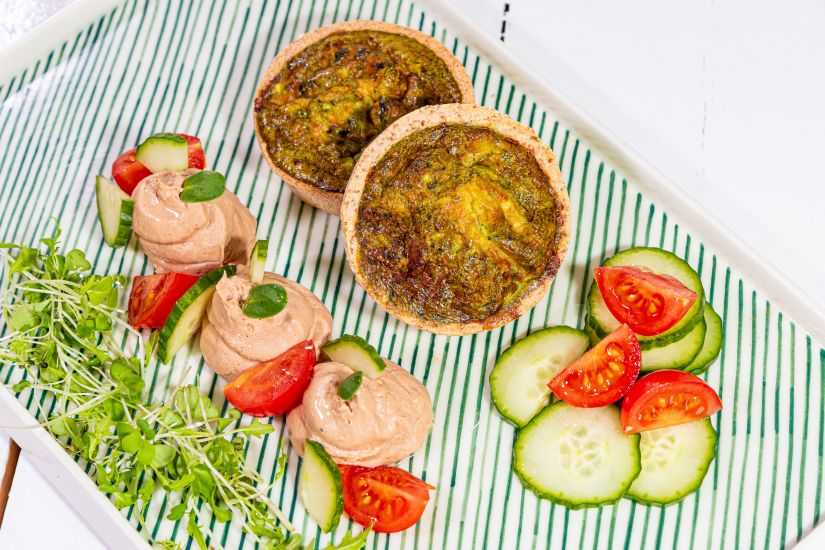 Pate din ficat de pui, quiche cu praz și cheddar, roșii cherry și castraveți