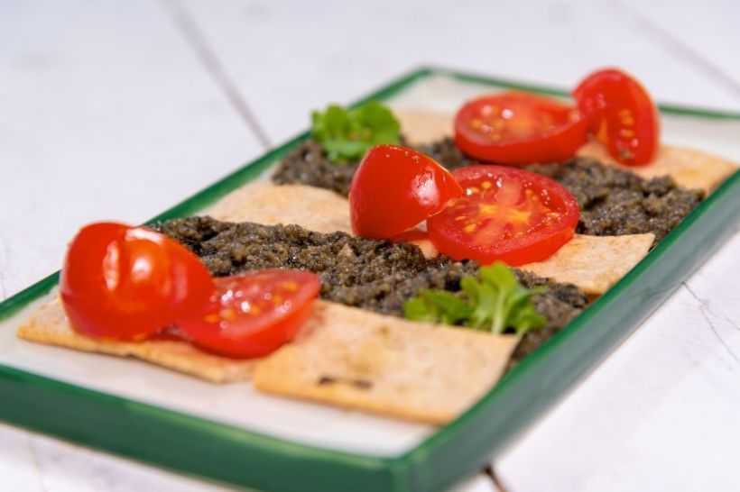 Tapenade din măsline, crackerși și roșii cherry