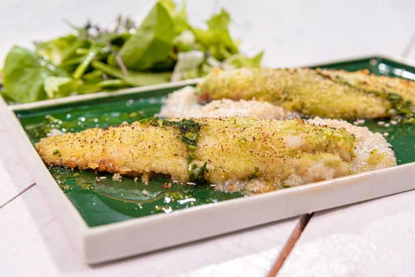 File de biban în crustă verde, piure de țelină cu semințe de susan, mix de salate