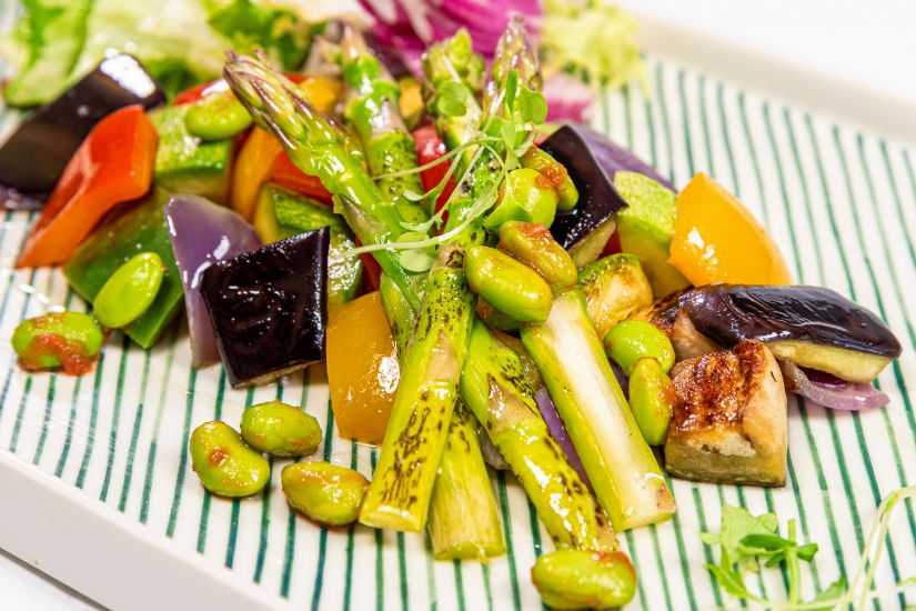 Piure din conopidă coaptă cu salată de edamame, năut si sfeclă murată