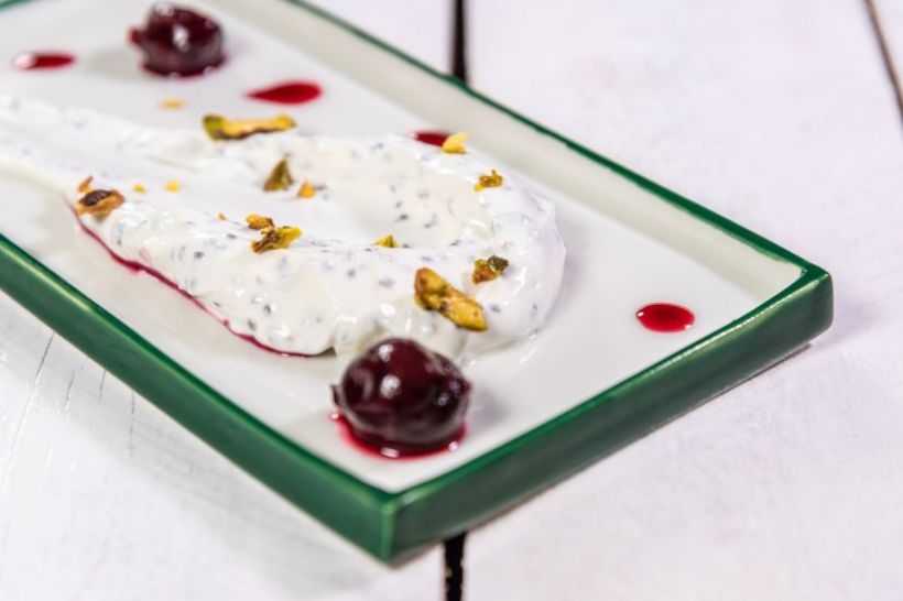 Kefir cu chia, fistic și compote de vișine