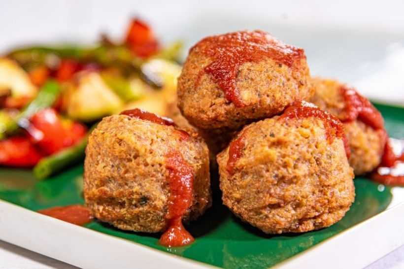 Falafel de năut în sos de roșii cu legume la cuptor