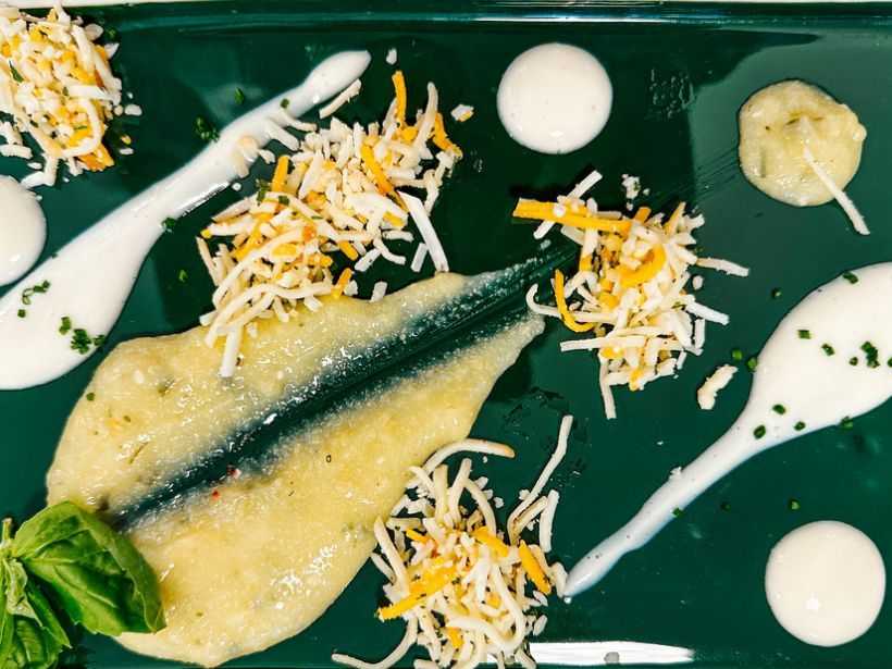 Cremă de polenta cu sos de usturoi copt si  brânzeturi