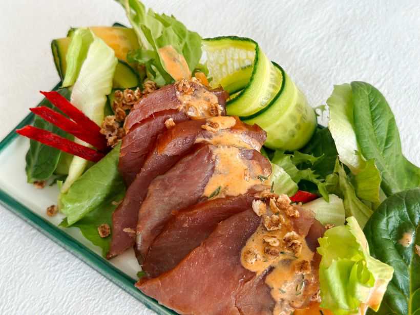 Somon afumat cu lămaie si salată  de vară  cu fulgi de hrișcă si sos de iaurt cu anchovies