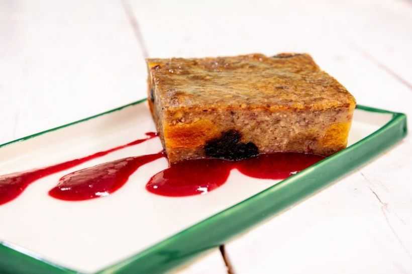 Banana bread cu coulis de zmeură, semințe de rodie