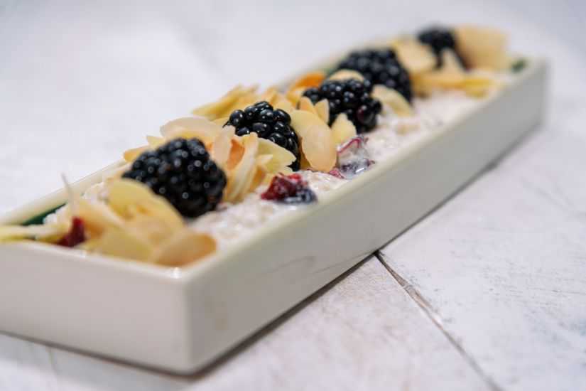 Bulgur cu brânză de vaci, iaurt, miere, merișoare, migdale și scorțișoara