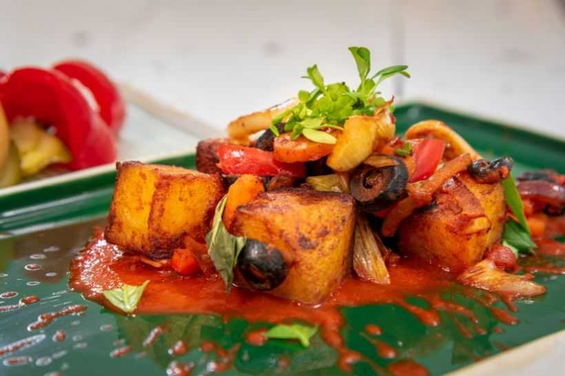 Mâncare de cartofi cu măsline și praz cu mix de muraturi