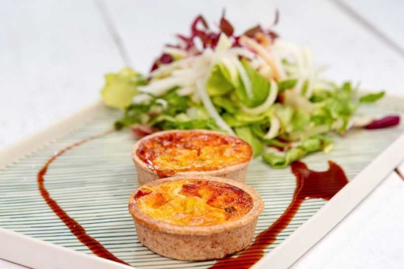 Quiche cu roșii uscate, branzeturi și salată mixtă cu gulii