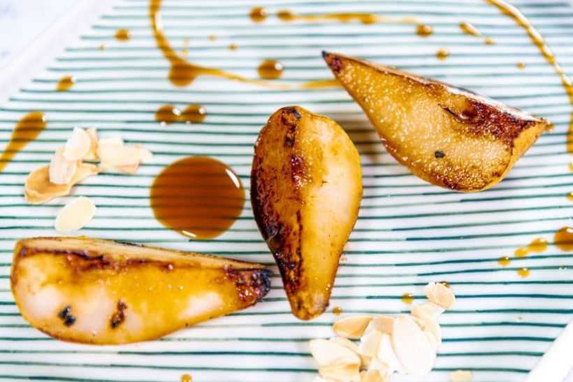 Pară coaptă  cu sos de caramel din sirop de curmale și fulgi de migdale