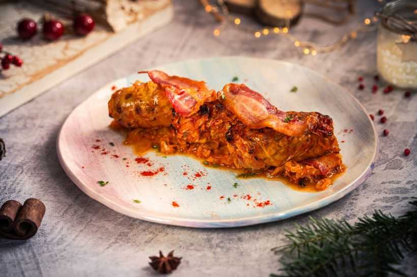 Sarmale cu carne de porc, pasta de rosii si ardei dulce
