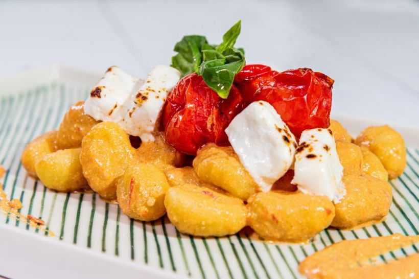 Gnocchi cu sos de feta si legume coapte