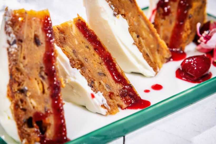 Tort de morcovi cu frosting de mascarpone și coajă de portocală