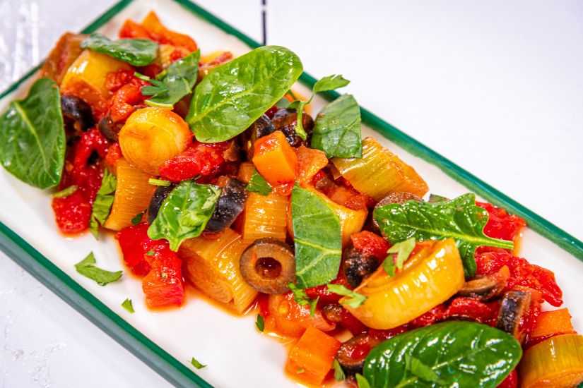 Mâncare de praz cu măsline și curcan cu mix de baby spanac și bok choy