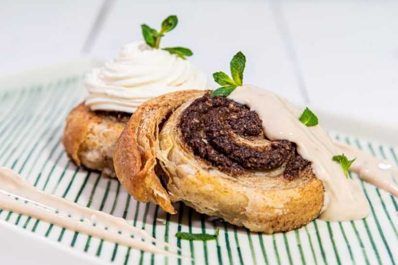 Cinnamon rolls din făină integrală, umplutură de nucă și cacao si caramel de curmale