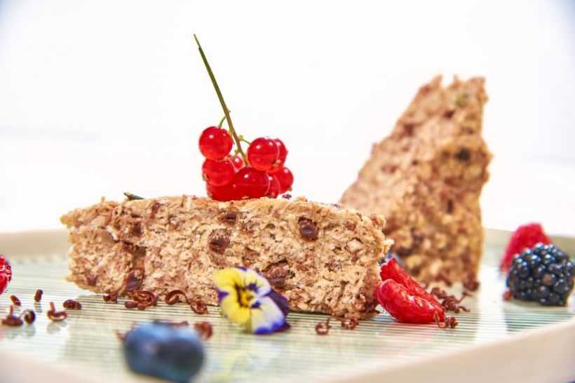 Baton din fulgi de hrișcă, fulgi ovăz, ciocolată, lapte de cocos cu iaurt și  fructe de pădure