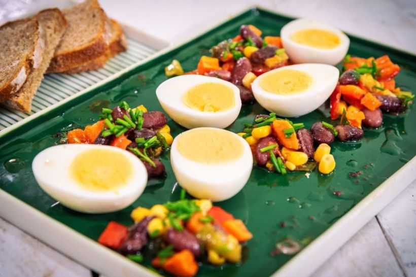 Ouă fierte,salsa de fasole roșie,porumb și roșii cherry cu pâine integrala