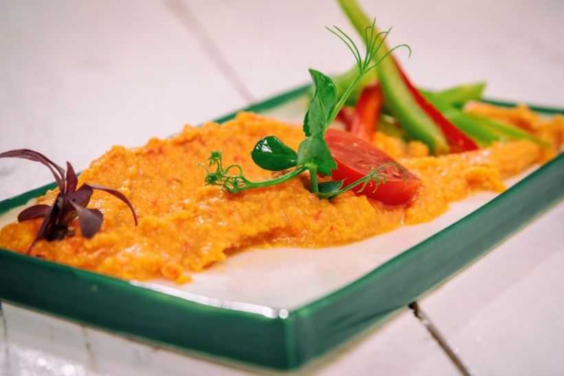 Spread de linte roșie cu roșii deshidratate cu ardei multicolor și pâine integrală