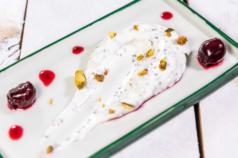 Budincă de chia și fistic, compote de vișine