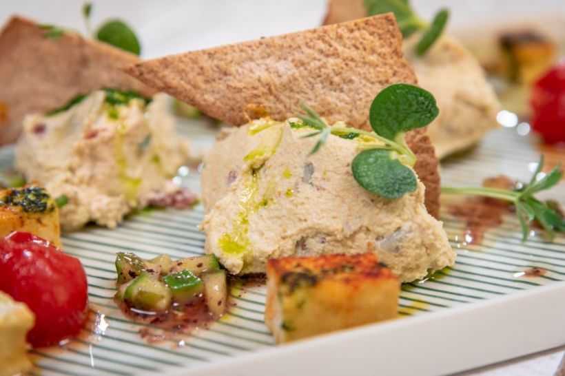 Cremă din branza de capră coaptă cu rosii uscate, salsa de legume și lipie integrală