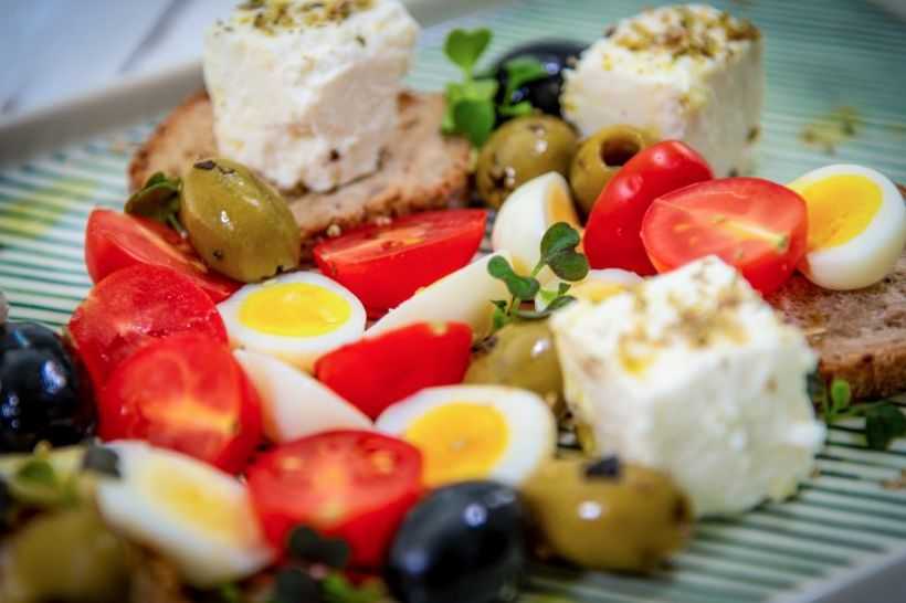 Ouă fierte, brânză feta, roșii cherry și măsline