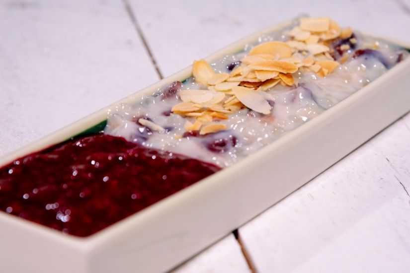 Budincă de tapioca cu merișoare și fulgi de migdale