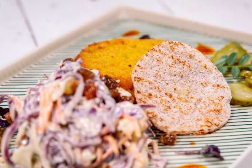 Burger vegetal, colleslaw cu iaurt si chips din lipie integrala