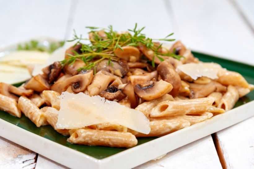 Penne integrale cu ciuperci în sos de smântână și legume coapte