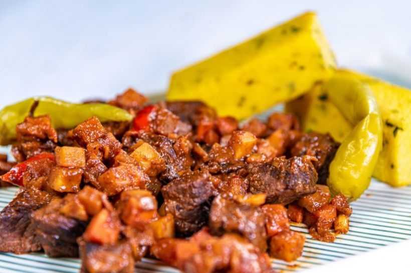 Gulaș de vită, baton din mălai și ardei iute