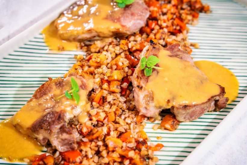 Pulpă de porc cu plante aromatice,legume amestec cu hrișca