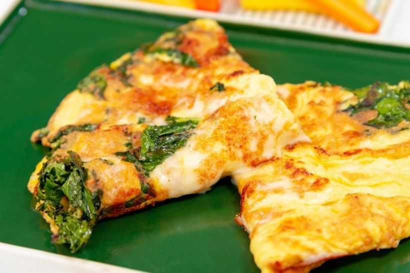 Scramble cu cașcaval afumat, spanac și mix de ardei cu morcovi