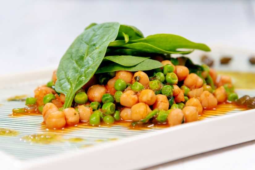 Mâncare marocană de năut cu sos de roșii si frunze de baby spanac