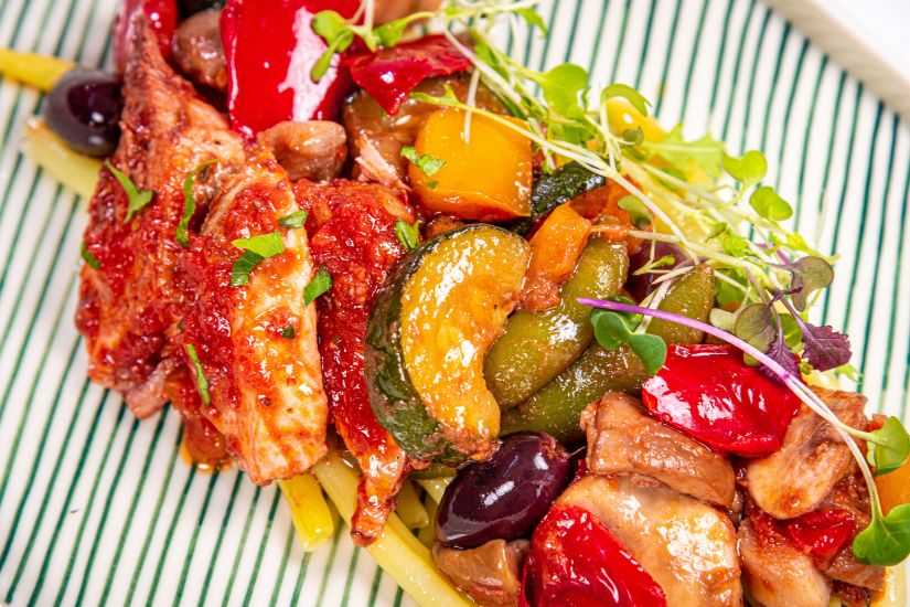 Pui Cacciatore cu garnitură de fasole galbenă