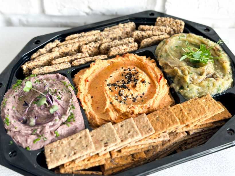 Mini platou dips cu crackersi cu seminte