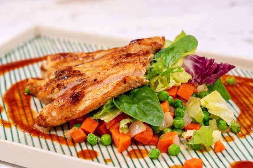Mâncare de mazăre cu piept de pui si frunze de salată