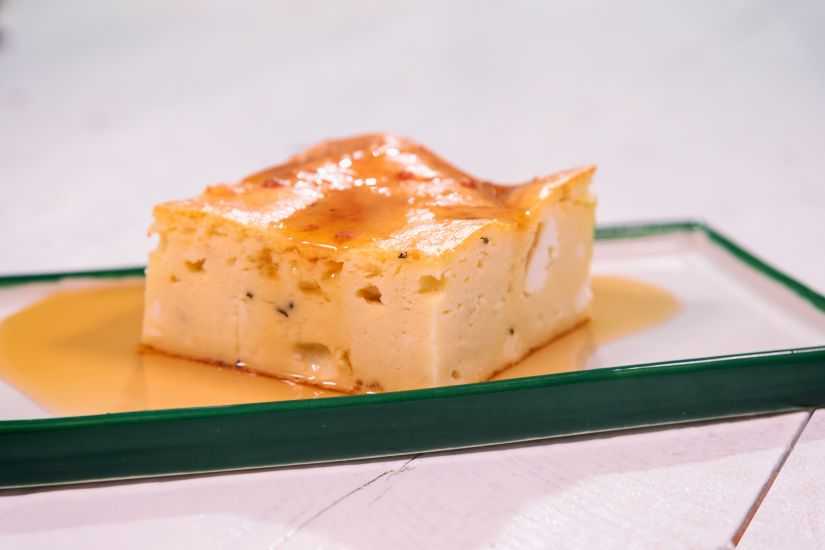 Placintă sarată cu urdă și telemea de vaci cu topping de sirop de arțar