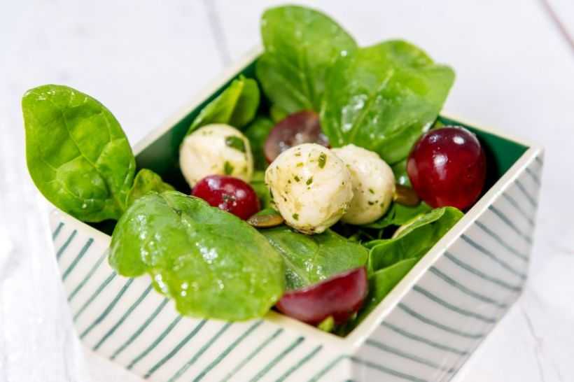 Salată de spanac cu struguri, mozzarella, semințe de dovleac, dressing de portocale si pesto