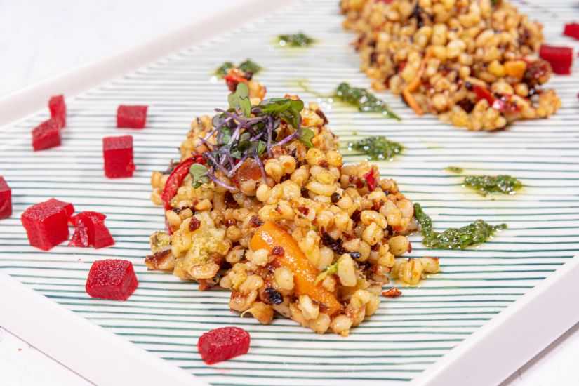 Bulgur mediteranean servit cu amestec de legume, alune de pădure si sfeclă roșie murata