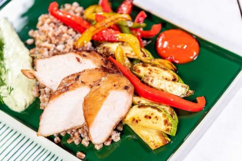 Piept de pui la cuptor, arpacaș cu legume