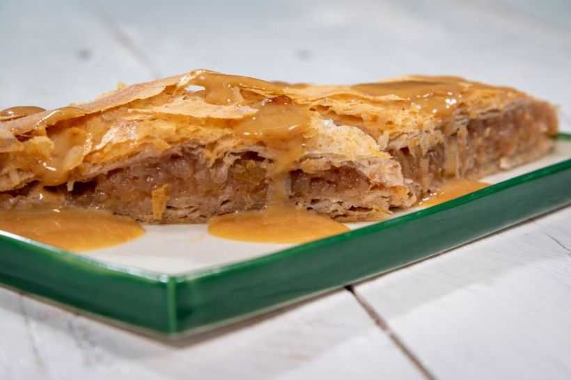 Placintă de mere și sos caramel