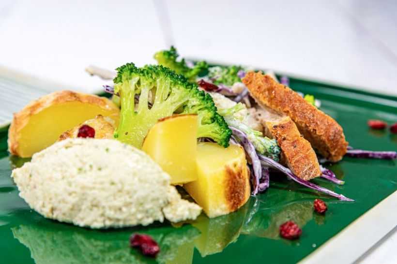 Cartofi copți, feta vegană cu lapte de cocos și coleslaw de broccoli