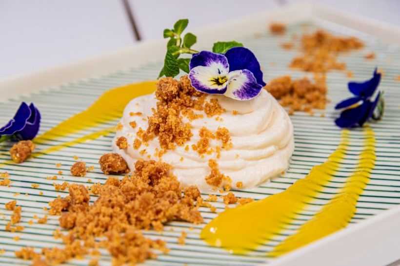 Cheesecake descompus cu biscuiți de ovăz,cremă de mascarpone și piure de mango