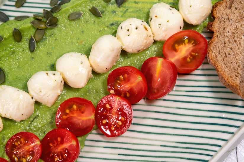 Spread din năut cu spanac, semințe de dovleac, mozzarella, roșii cherry și pâine integrală