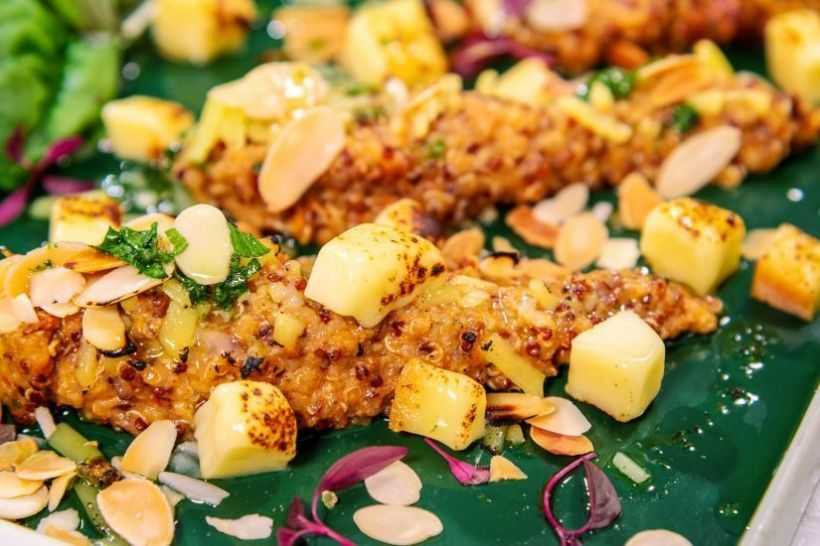 Pilaf de quinoa cu pesto de vinete, legume și caș afumat